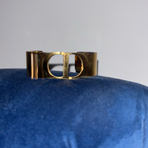Vintage fashion gold statement Bangle bracelet - Picture 3 of 9